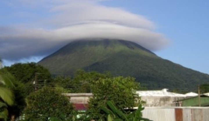 Sopky - když země vře Fotografie doutnající sopky