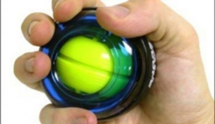 Powerball - koule neuvěřitelné síly Fotografie zachycující powerball v ruce