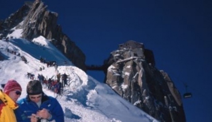 Fotografie zachycující pár při vysokohorské turistice