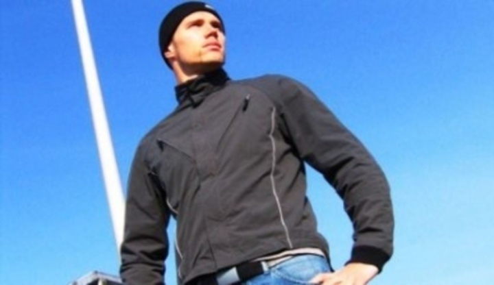 Fotografie muže v černé bundě