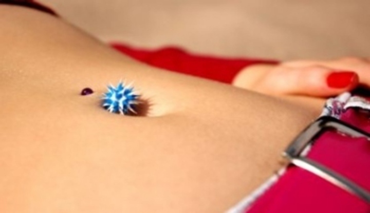 Fotografie piercingu v břiše