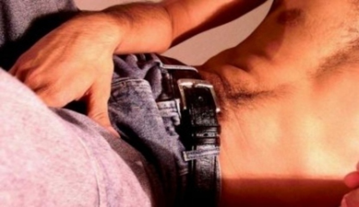 Fotografie muže, který má odhaleno břicho