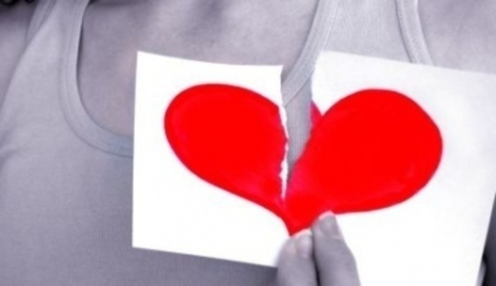 Fotografie zobrazující pohlednici se zlomeným srdce