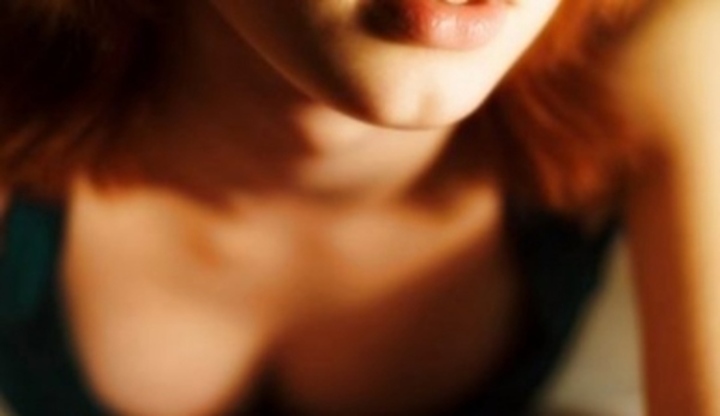 Fotografie zachycující ženský dekolt