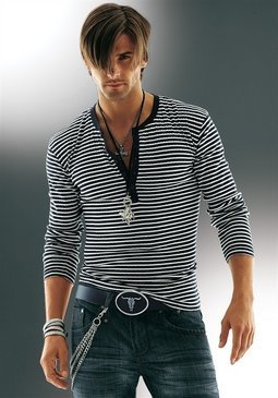 Muž v proužkovaném tričku