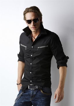 Muž předvádějící pánskou módu