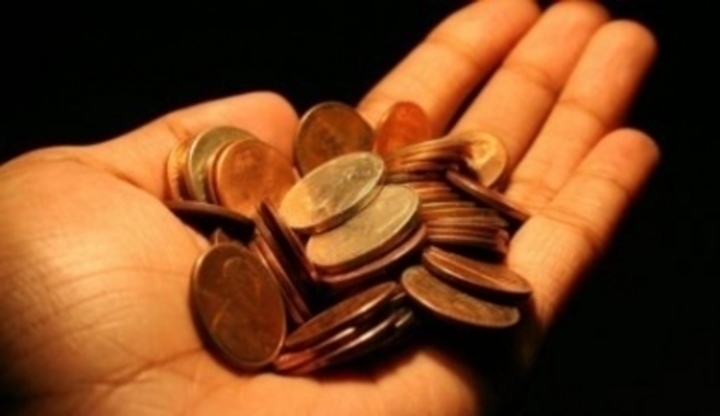 Zachycena otevřená mužská dlaň plná mincí