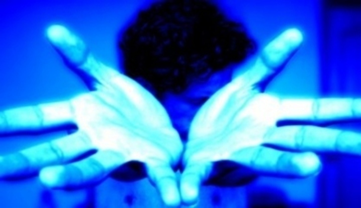 Detailní záběr na mužské ruce