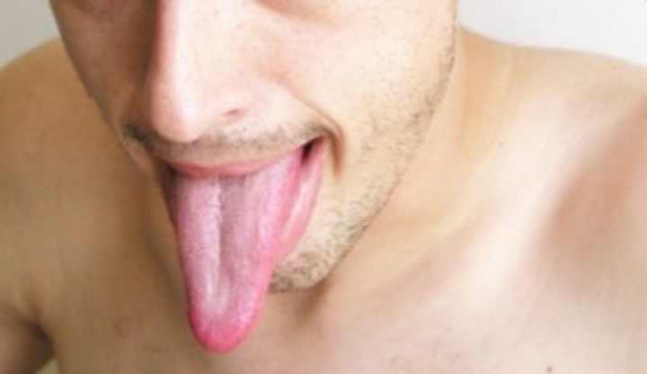 Fotografie muže vyplazující jazyk