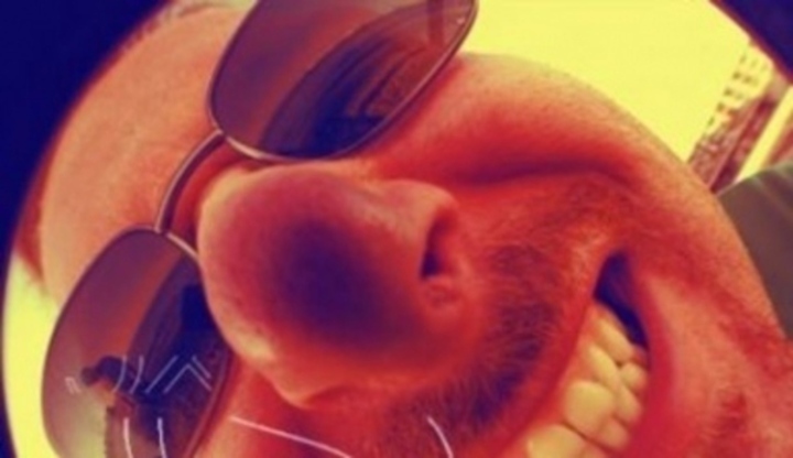 Detailní záběr muže smějícího se zákeřně