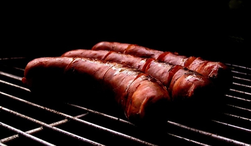 Fotografie klobásy na roštu-dobrota, kterou si málokdo odpustí