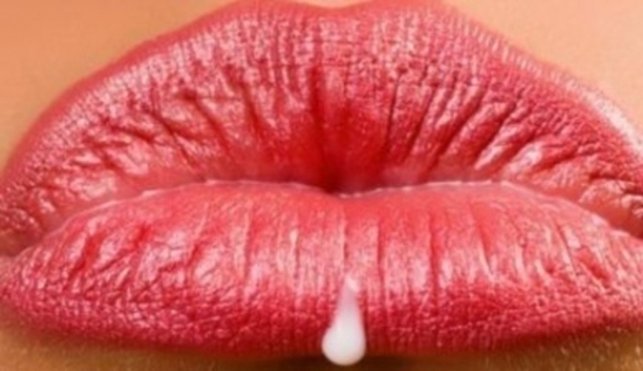 Detail na svůdné ženské rty s kapkou