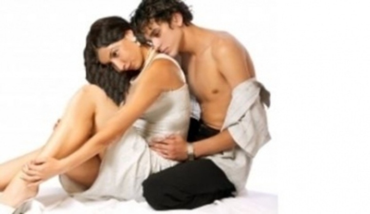 Fotografie polonahého mileneckého páru