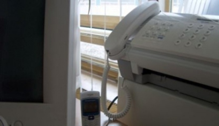 Fax - zprávy po telefonní lince Fotografie bílého faxu a monitoru