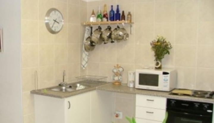 Mikrovlnné trouby - oběd za pár minut Fotografie bílé kuchyňské linky