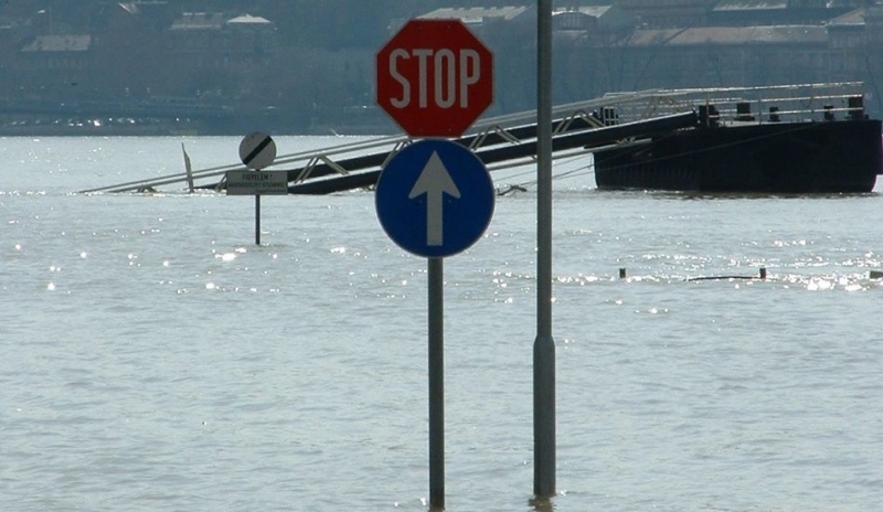 Snímek zobrazující povodně a zatopený ukazatel