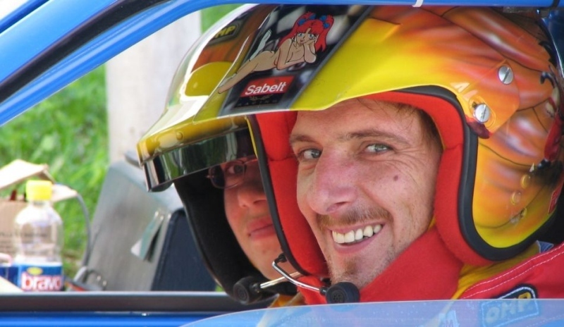 Fotografie závodníků s přílbou na hlavě