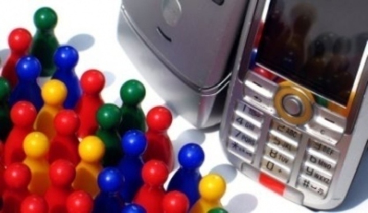 Zajímavosti ze světa mobilů Fotografie mobilních telefonů a panáčků ze hry Člověče nezlob se