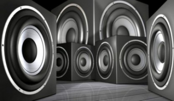 Dolby Atmos vs. DTS:X Černobílá fotografie hudebních reproduktorů