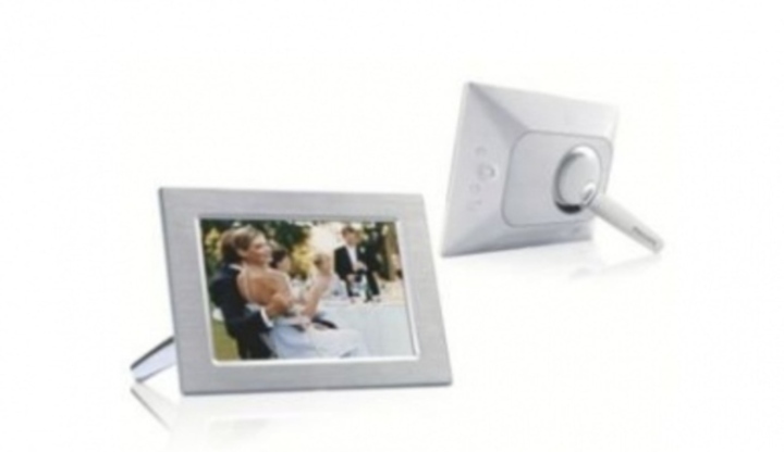 Digitální rámeček – další technická vychytávka Fotografie bílého rámečku s fotkou