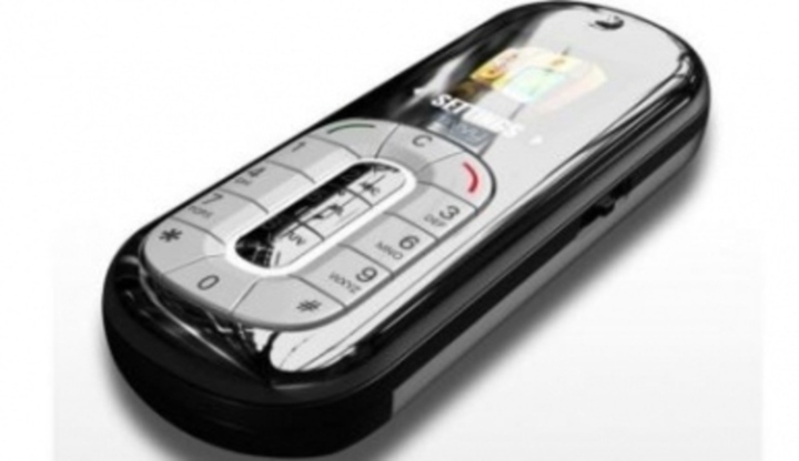 Mivvy music - nejmenší mobil na světě Fotografie zachycující mini usb