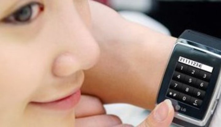 Mobil v hodinkách - praktické spojení Fotografie mobilohodinek