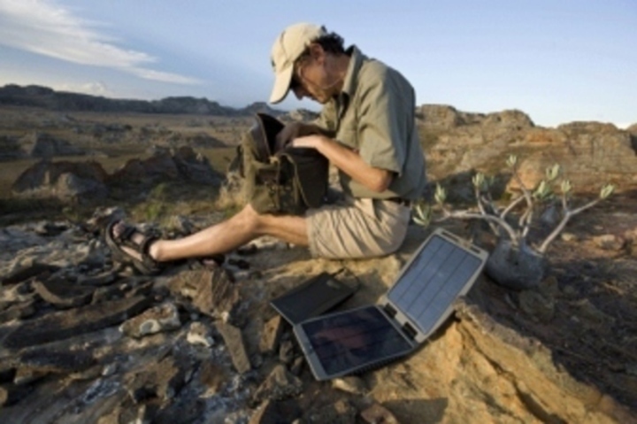 Solární nabíjení notebooků Fotografie zachycující solární nabíječku