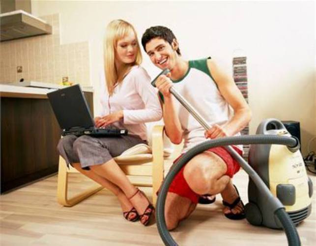 Ženská dvojice vyfocena při úklidu s luxem