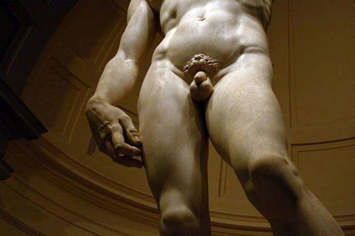 Fotografie zachycující mužskou sochu