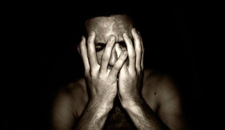 Fotografie zachycující křičícího muže s překříženými rucemi