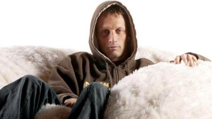 Fotografie Tonyho Hawka sedícího v křesle