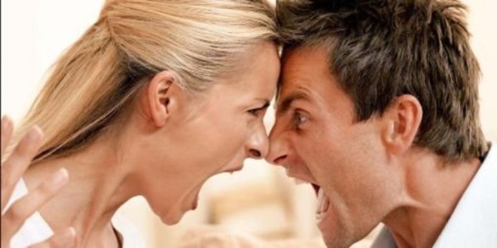 Záběr na hádající se pár