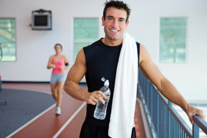 Fotografie muže odpočívajícího po tréninku ve fitku