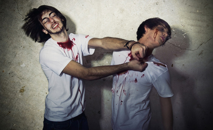 Chcete dát ránu jejímu bývalému? Fotografie znázorňující škrcení dvou mužů