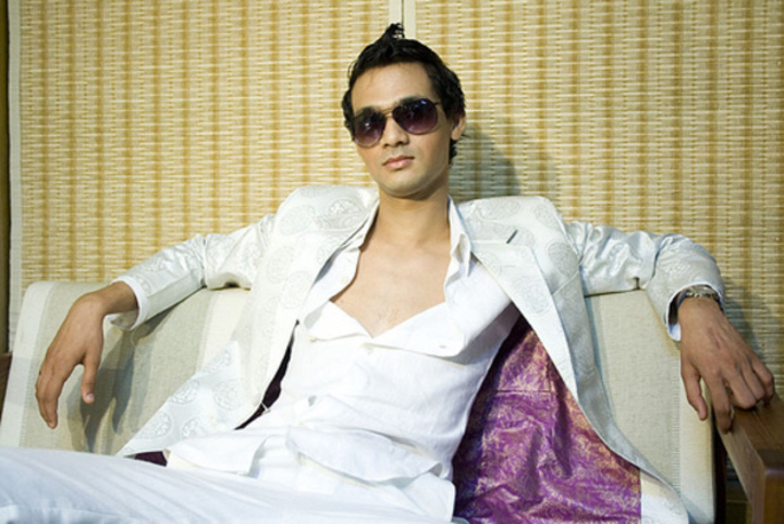 Metrosexuálem ano či ne? Fotografie ženy v bílém obleku sedící na pohovce