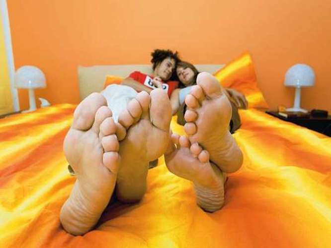 Detailní fotografie noh mileneckého páru