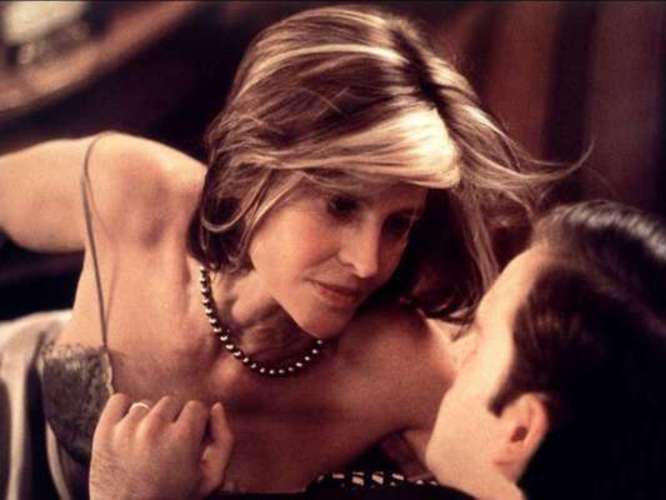 Fotografie zachycující pár, který se chystá si dát polibek