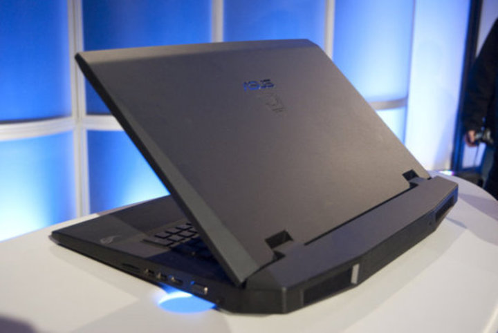 Fotografie na pootevřený notebook Asus G73