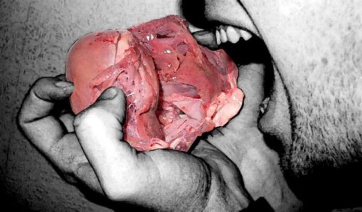 Filmy smrdící kanibalismem Fotografie muže, který se chystá sníst syrové maso