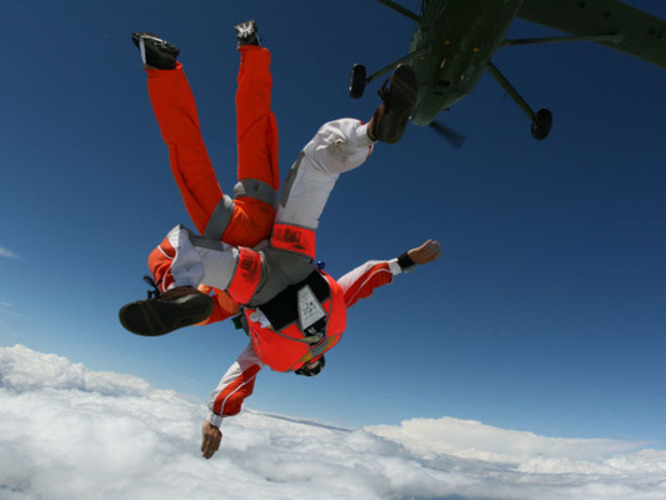 Hitparáda adrenalinzážitků Snímek zachycující tandemový seskok