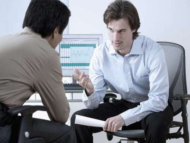 Jak nedostat v práci žlutou kartu Fotografie dvou mužů při rozhovoru