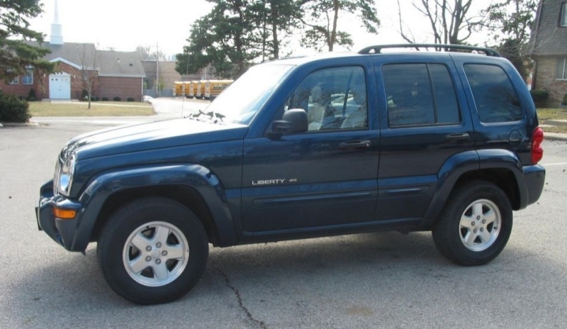 Pohled z boku na zaparkovaný automobil