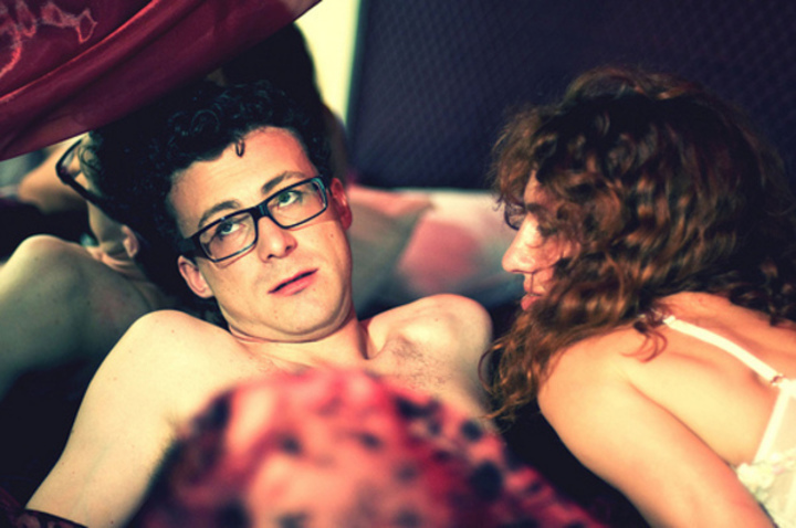 Fotografie páru ležící v posteli