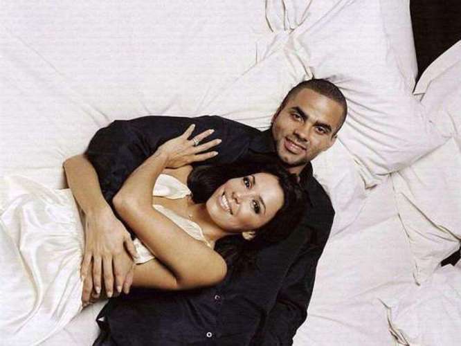 Eva Longoria a Tony Parker - konec pohádky Fotografie páru ležící v posteli