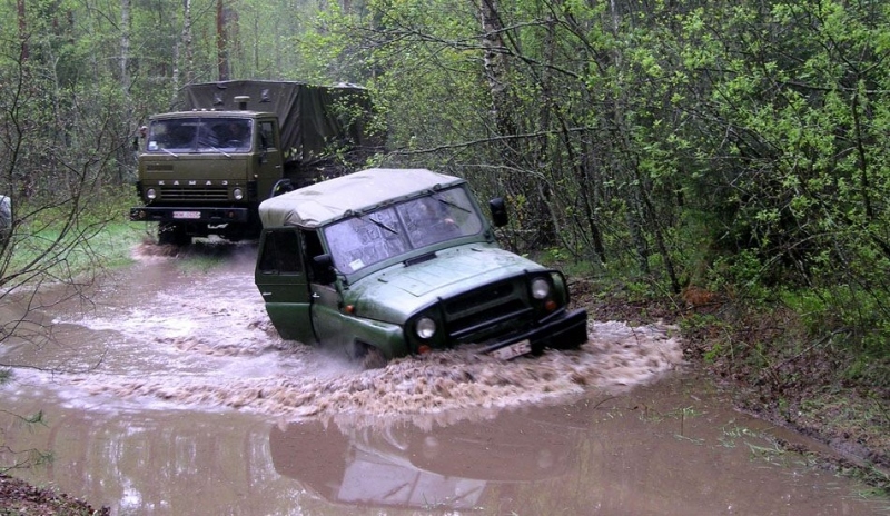 Fotofrafie zachycující jízdu v bojové technice