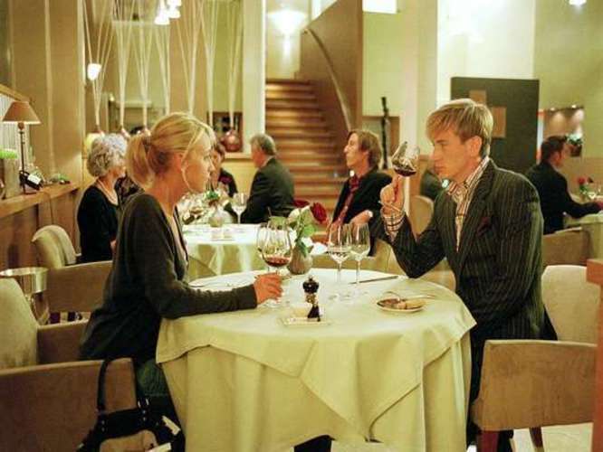 Fotografie páru sedící v restauraci