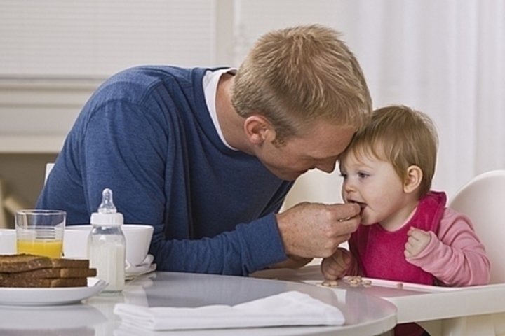 Fotografie muže, který krmí dítě