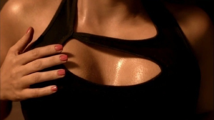 Fotografie ženy pózující v černém tílku