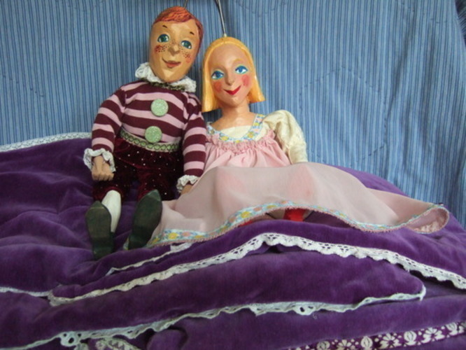 Fotografie postaviček hrající loutkové divadlo