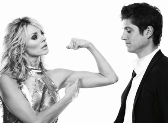 Černobílá fotografie muže a ženy